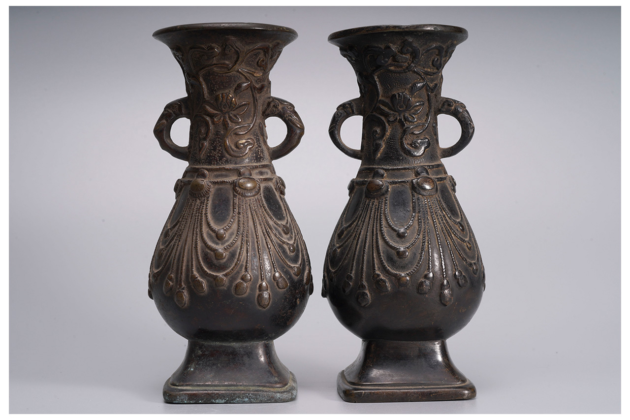 超特価安い中国古玩　古美術　時代　花卉文古銅製花瓶　2個まとめ売り　唐物　合計重さ923ｇ高さ15.5ｃｍ径7ｃｍ その他